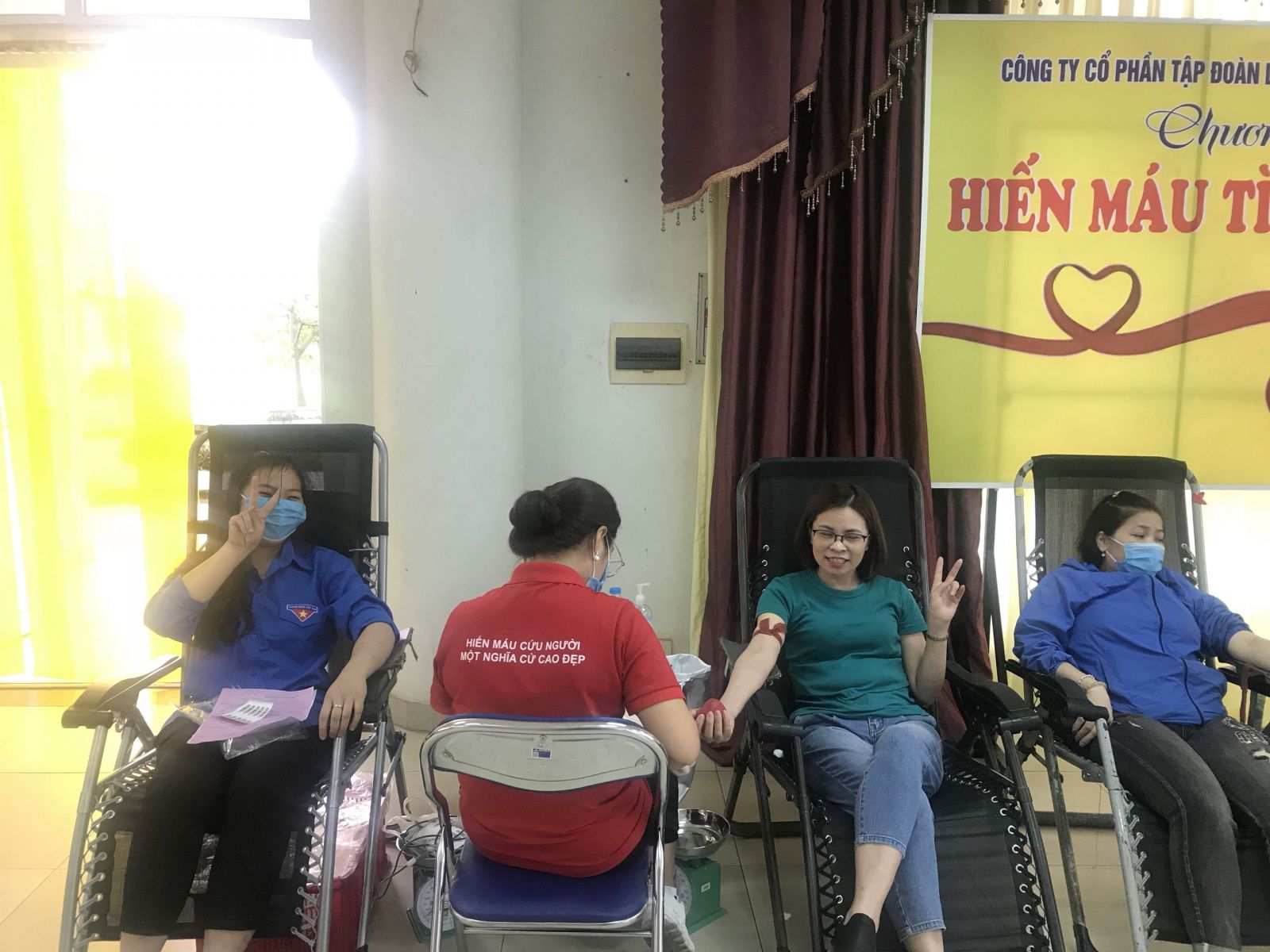 Đồng chí Nguyễn Thị Minh – Chủ tịch Công đoàn;  Nguyễn Thị Kiều Oanh tham gia hiến máu